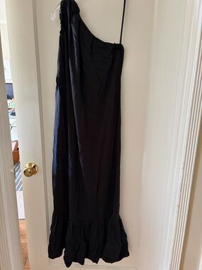 Diarrablu Black One-Shoulder Maxi Dress with Ruffle Hem